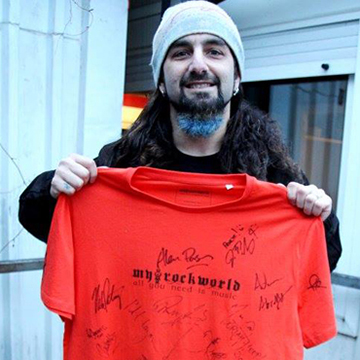 myRockworld memorabilia: Mike Portnoy (The Winery Dogs) with The XXL Signature myRockworld UNIKAT Shirt